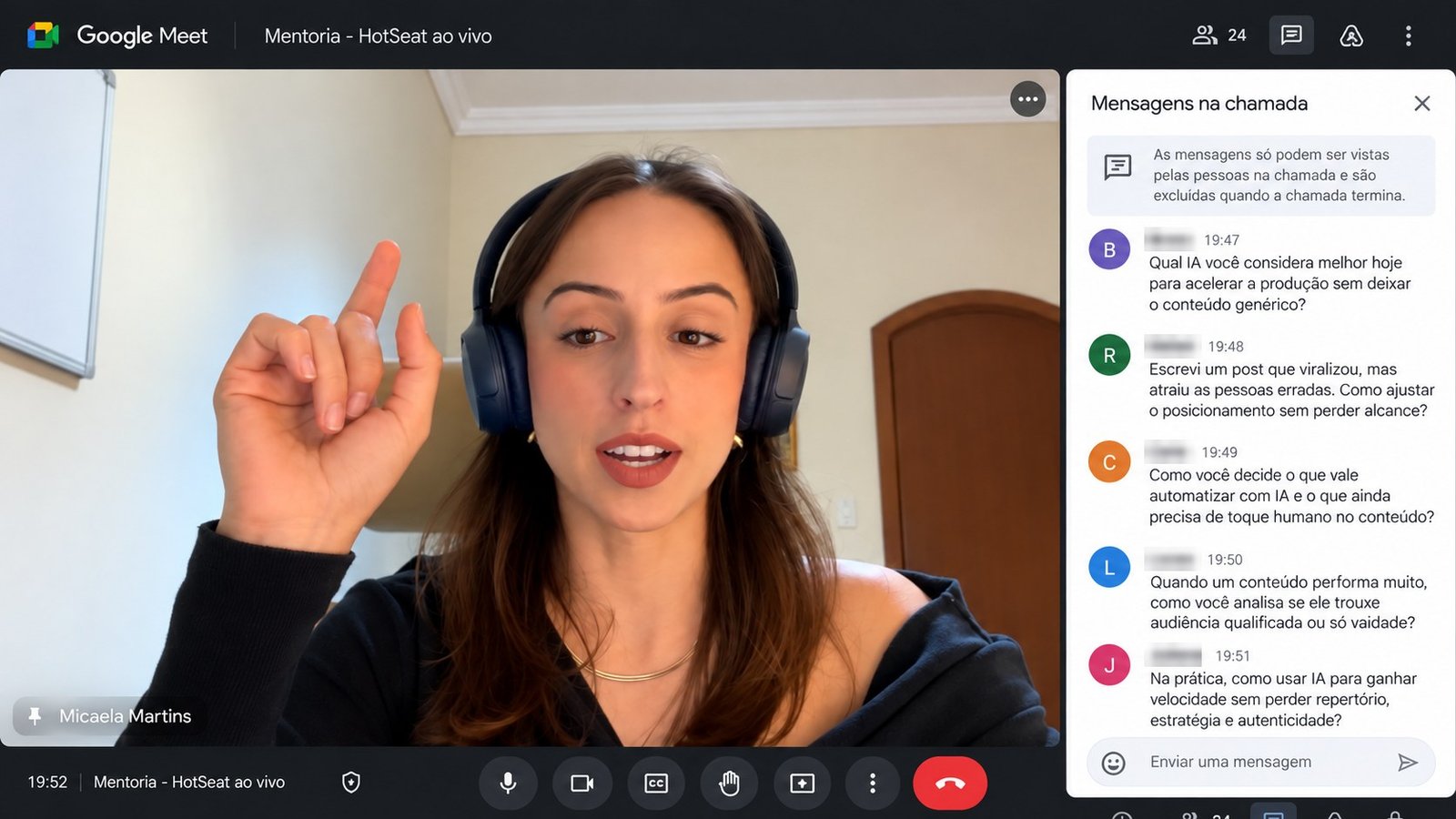 Print de um hot seat ao vivo em videochamada, com a professora falando e participantes enviando dúvidas no chat